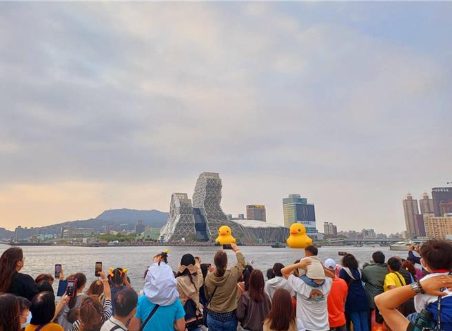 今（25）日為展期最後1天，傍晚市府特別辦歡送趴，「鴨」軸活動在音樂聲中，雙鴨繞港巡禮合體，數萬遊客離情依依，揮手高喊「掰掰鴨」。（柯宗緯攝）