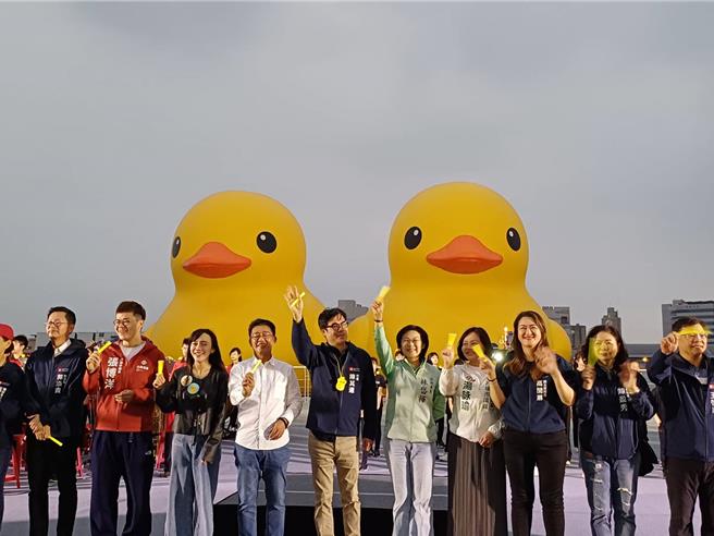 高雄市長陳其邁（中）率領局處首長與民眾一同跟小鴨說掰掰。（柯宗緯攝）