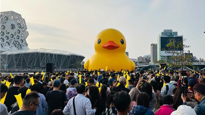 遊客捕捉黃色小鴨最後身影。（讀者提供）