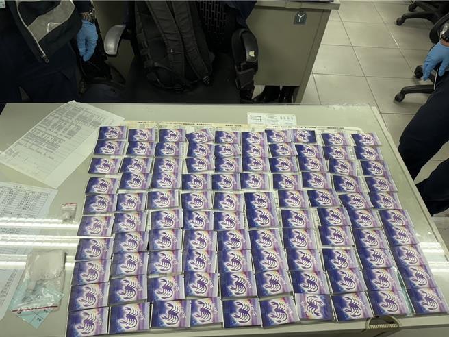 莊嫌在員警詢問下又主動取出後座背包，經檢視內有毒品咖啡100包（總毛重逾520公克）、愷他命1包（毛重逾33公克）。（警方提供／林雅惠高雄傳真）