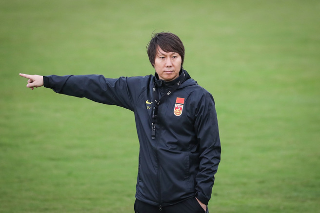 网传大陆前国足教练李铁涉贪腐案初审判囚终身，陆媒辟谣指李铁案尚未开庭。（图／新华社）