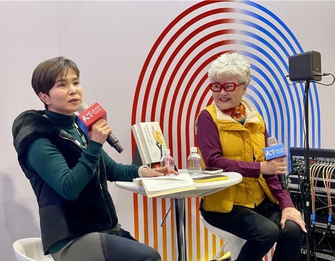 高爱伦25日在台北国际书展举行《谁都希望从一而终，但是也得饶过自己》新书分享会，与好友李艷秋对谈。（林淑娟摄）