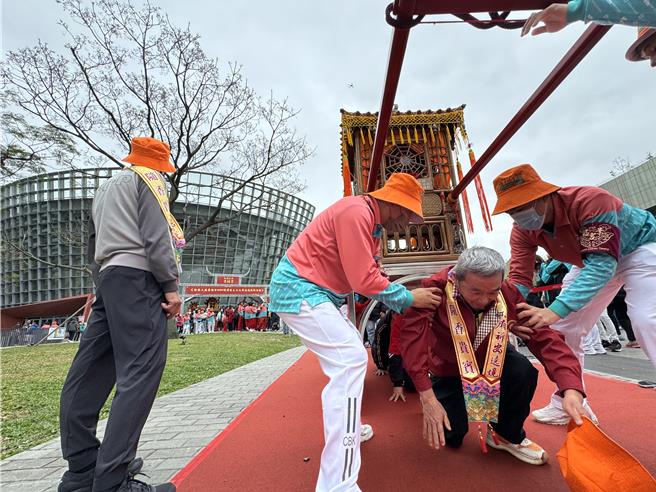 桃園大廟遶境踩街祈福，數千民眾排隊鑽轎底祈安。(蔡依珍攝)