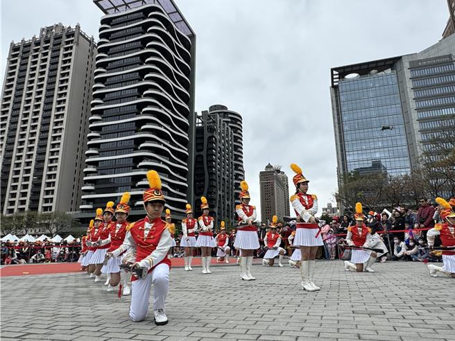 活動邀請台灣各地最精彩的陣頭到桃園演出，也邀請曾在音樂及體育等領域獲獎的在地學校團隊參與踩街表演。(蔡依珍攝)