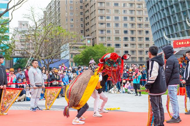 活動邀請台灣各地最精彩的陣頭到桃園演出，也邀請曾在音樂及體育等領域獲獎的在地學校團隊參與踩街表演。(蔡依珍攝)