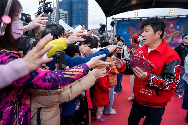 胡瓜於新北燈會發紅包，宣傳新節目。（TVBS提供）