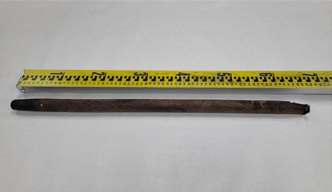 警方在养鸡场附近查获林嫌用来打死者的木棒。(读者提供／曹婷婷台南传真)