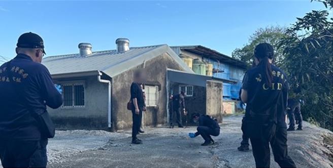 警方前往案发现场附近展开搜索。(读者提供／曹婷婷台南传真)