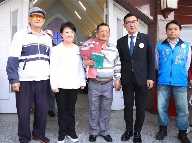 台湾基督长老教会台中公义行动教会25日举办今年台中首场二二八追思活动，为受难者与家属祝祷、献花致敬，台中市长卢秀燕（左二）、立法院副院长江启臣（右二）及前国防部长、教会长老蔡明宪（左一）与等人受难家属合影。（陈淑芬摄）