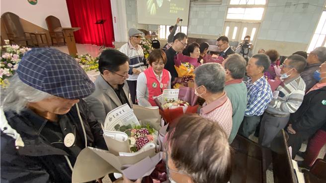 2024年2月25日台中市／台湾基督长老教会台中公义行动教会25日举办今年台中首场二二八追思活动，为受难者与家属祝祷、献花致敬。（陈淑芬摄）