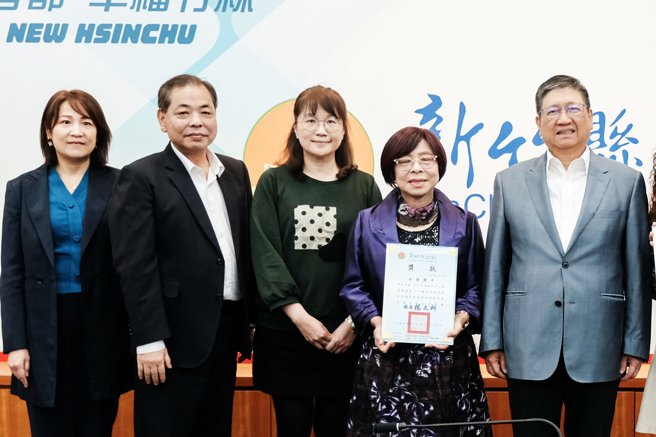 2024年2月25日新竹縣》新竹縣「國民中小學閱讀推動工作輔導訪視」結果出爐，縣長楊文科（右）頒獎給獲得國中組特優的自強國中校長朱紋秀（右二），期勉能在教育部閱讀磐石獎奪得佳績。（羅浚濱攝）