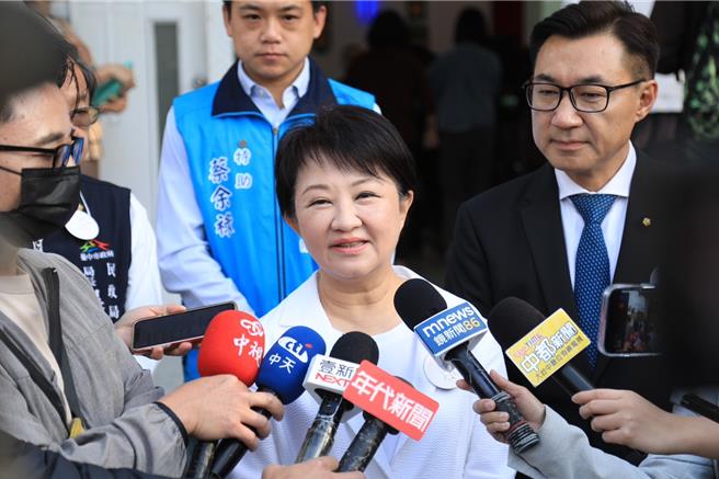 針對台談豬肉驗出瘦肉精，行院院副院長鄭文燦邀請台中市長盧秀燕吃酸菜白肉鍋力挺台糖。盧秀燕（中）25日受訪時回應表示，鄭副院長是釋出善意，將連繫請他來台中吃火鍋。（陳淑芬攝）