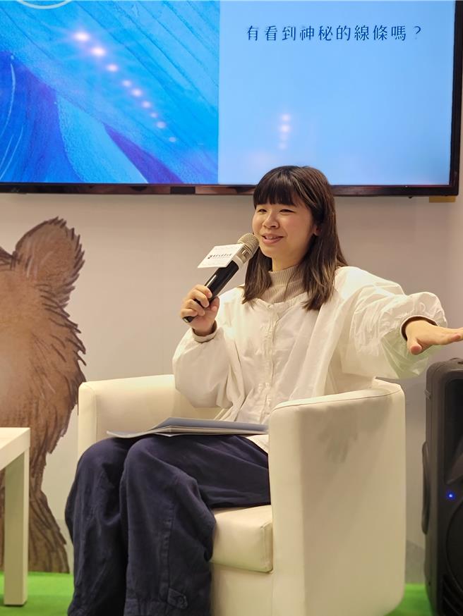 台北国际书展公民书区国家人权博物馆D813展位，日前举行人权绘本读书会，由新锐绘本作家芳因与芳安，以「人权绘本读书：翻页之后」为题，带领现场读者进入魔幻写实的图像世界，阅读一段被威权禁锢的歷史。图为作家芳因。（国家人权馆提供／李欣恬台北传真）