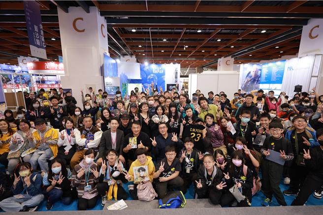 文策院與聯經出版合作出版的漫畫作品《一百萬次的揮棒》，內容為國民球星彭政閔故事，即將於3月4日起在網路漫畫平台「CCC追漫台」開始連載。日前彭政閔、創作者漫畫家楊白、編劇漢寶包，以及分鏡指導咪牙也在台北書展對談，分享創作背後心路歷程，吸引許多球迷及漫迷們到場聆聽。（文策院提供／李欣恬台北傳真）