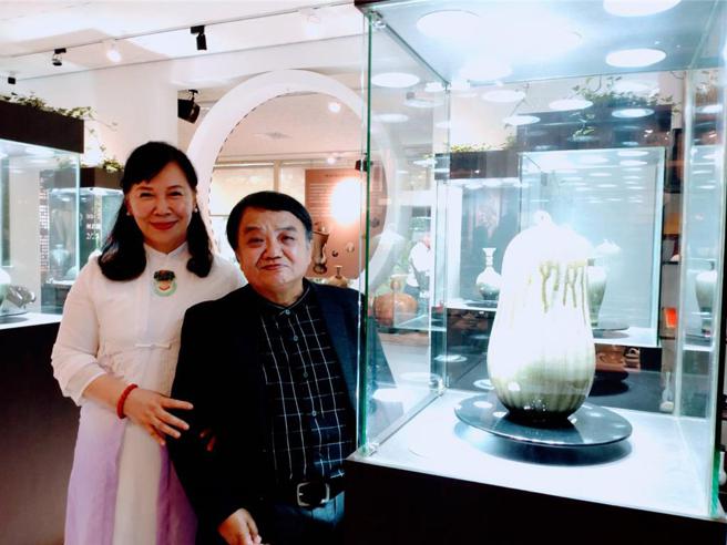 雅園溏董事長張秀如（左）表示，自己也私藏了多件何志隆（右）的「翡翠青瓷」作品！圖／曾麗芳