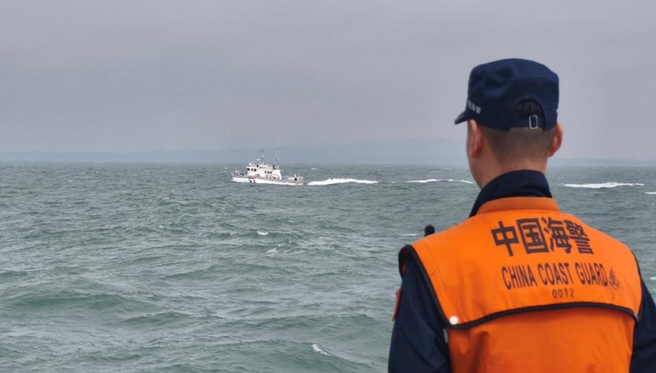 日前發生中國大陸漁民到金門海域越界捕魚導致2死事件，而「中國海警」官方微信日前表示，福建海警於2月25日組織艦艇編隊在金門附近海域開展執法巡查。圖為稍早中國海警發布照片，非漁政船照片。（取自中國海警網站）
