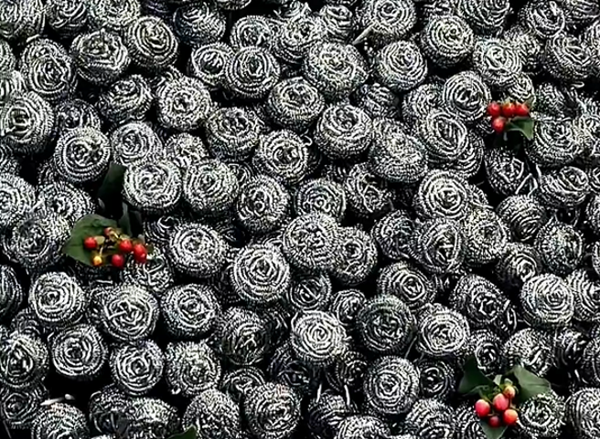 女子生日时都到999朵「钢丝球玫瑰花」，她也感谢闺蜜「永不生锈的爱」。（图／翻摄自微博）