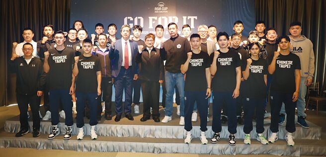御顶国际董事长孙正强（第二排左六）为中华队13位入选国手加油打气。图／御顶国际提供