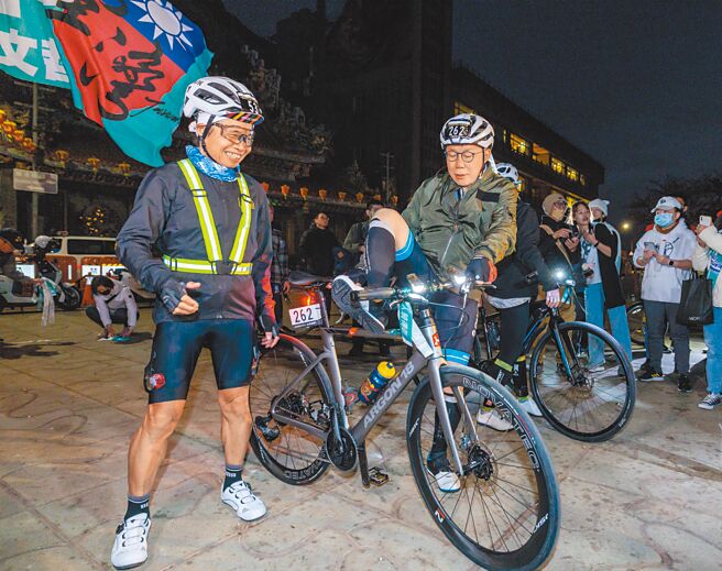 民眾党主席柯文哲（中）24日再战一日北高，柯5点半至关渡宫参拜，不少支持者到场支持。（郭吉铨摄）