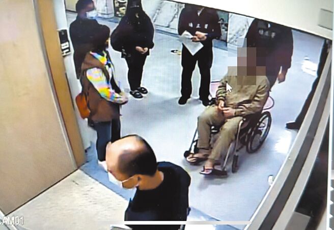 彰化县伸港乡3姊弟遭撞飞，服刑中的父亲坐轮椅，23日晚间在监所人员戒护下赴院探视。（彰基医院提供／吴建辉彰化传真）