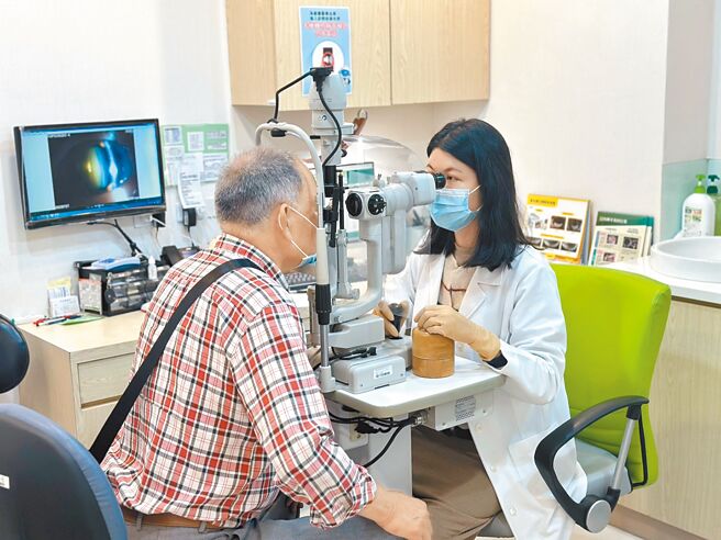 永和大學眼科院長鐘珮禎觀察到，55歲以下罹患白內障的患者變多，其中半數以上都是高度近視患者。（鐘珮禎提供／王家瑜台北傳真）
