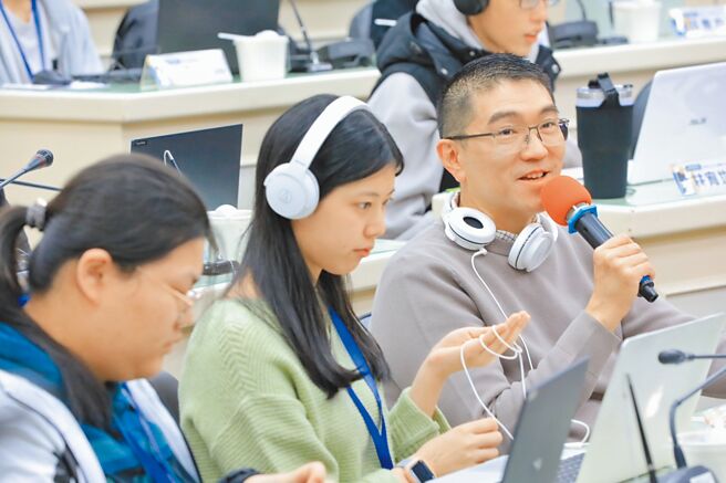 基隆市政府引进与美国加州大学柏克莱分校「ROAR Academy」合作的程式设计课程，24日开课，市长谢国梁（前排右）化身「谢班长」参与课程。（基隆市政府提供／徐佑升基隆传真）