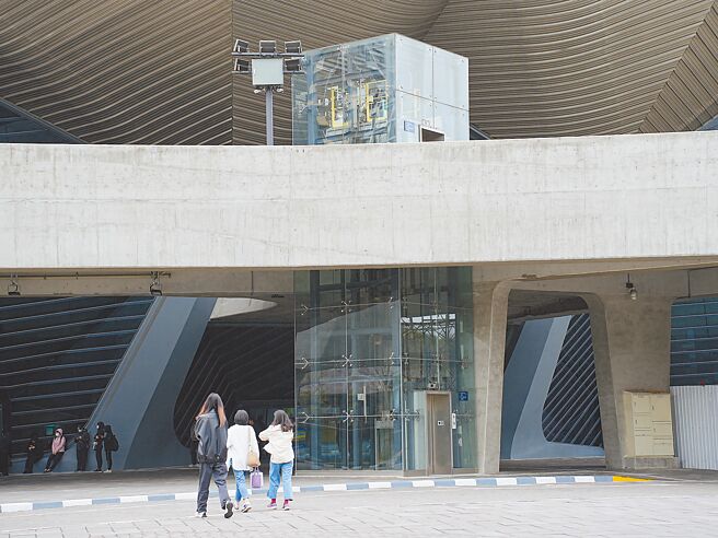 北流规画在北基地的户外电梯外部设置LED屏幕，完工后，不仅可宣传活动，也盼成为北流新景观。（黄敬文摄）