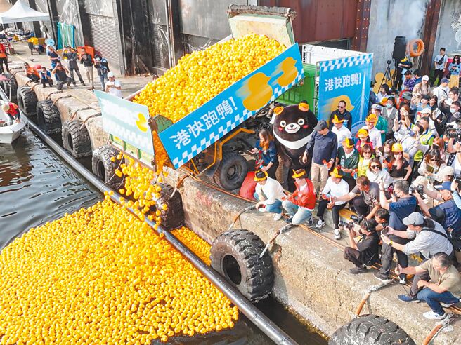 高雄2只黄色小鸭情人节kiss后，「孵化」1.5万只黄色小鸭，24日在高雄大港桥水域竞速，吸引上万民眾争睹。（高市青年局提供／柯宗纬高雄传真）