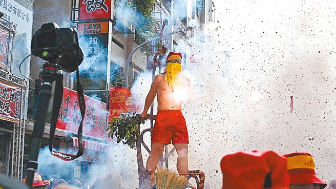 台東縣元宵節重頭戲「炮炸寒單爺」24日開炸，肉身寒單爺接受炮火洗禮，現場炮聲隆隆、火光四射，吸引各地遊客「追爺」，感受鬧元宵震撼。（台東縣政府提供／蕭嘉蕙台東傳真）