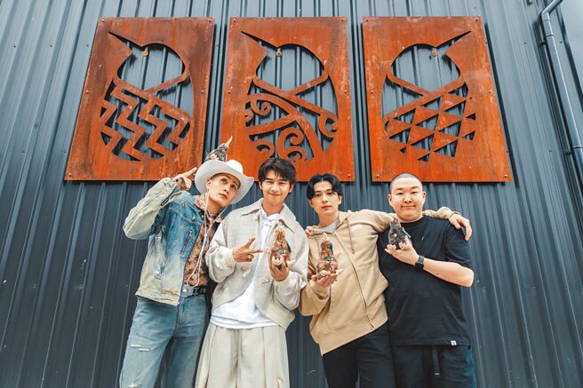 黃宣（左起）、陳柏霖、新田真劍佑、草野大成前往紐西蘭奇異鳥保育中心拍攝外景。（灰魚影像提供）