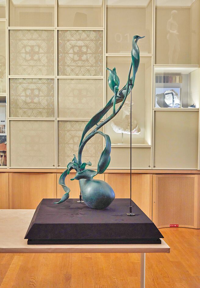 寶藝術家趙心綺與巴黎高級珠寶學院學生合作打造大型蠟雕作品，目前在羅浮宮展出。（CINDY CHAO提供）