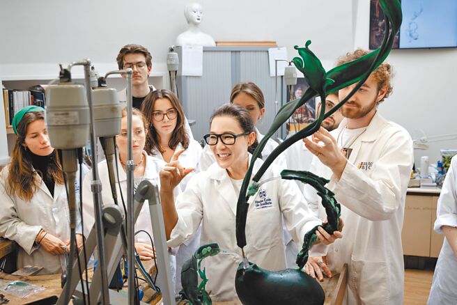 珠寶藝術家趙心綺接受巴黎高級珠寶學院之邀，成為該校近160年首位指導大型蠟雕作品的亞洲藝術家。（CINDY CHAO提供）