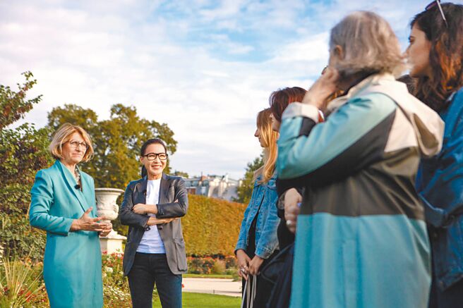 珠寶藝術家趙心綺（左二）與巴黎高級珠寶學院教授Michele Heuze帶領學生在杜樂麗花園尋找蠟雕的創作靈感。（CINDY CHAO提供）