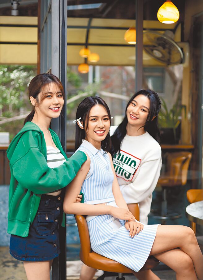 張語噥（左起）、何思靜、鄭心慈為同門好姊妹，日前開心分享私下收藏愛好。場地提供：TOASTERIA CAFE 3號店／敦南店　　服裝提供：Sandro、Lacoste（陳俊吉攝）