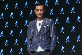 古天樂雙手合十下跪還願   請8舞者獻舞＋捐4頭金象