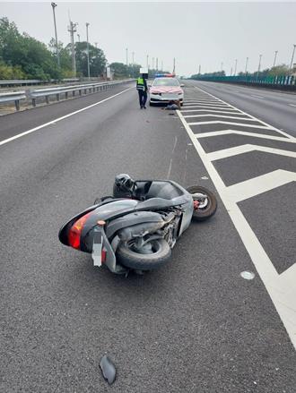 婦人騎機車誤上國道 心急打滑臉部擦傷送醫恐挨罰