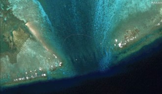 南海衛星照片顯示 大陸在黃岩島設浮動屏障