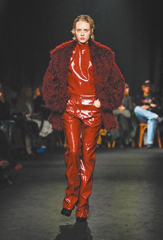 安海瑟薇搶先紅色搖滾