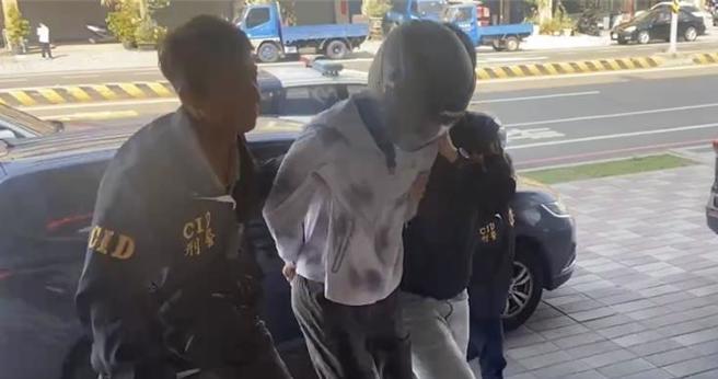 陈男用力简刺杀杂货店老板，遭到警方逮捕，询后依杀人未遂罪嫌送办。(读者提供)