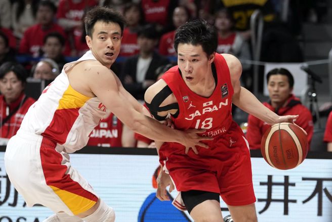 大陸男籃控衛趙繼偉(左)防守日本隊馬場雄大。（美聯社資料照）