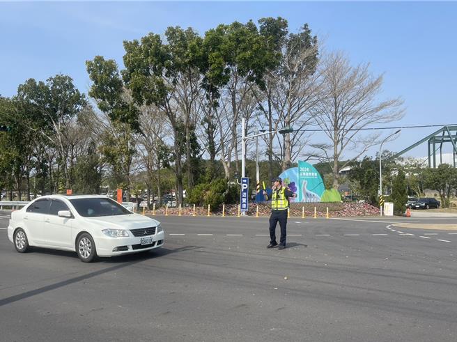 台南市警察局白河分局每日計畫動員30多名員警參與周邊安全維護、重要易壅塞路段交通疏導。（白河警分局提供／張毓翎台南傳真）