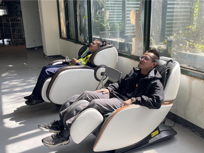 白河警友辦事處副主任林宗輝有感於員警在大太陽底下長時間站崗，容易造成疲勞酸痛，特別租借2台電動按摩椅，讓員警消除疲勞。（白河警分局提供／張毓翎台南傳真）