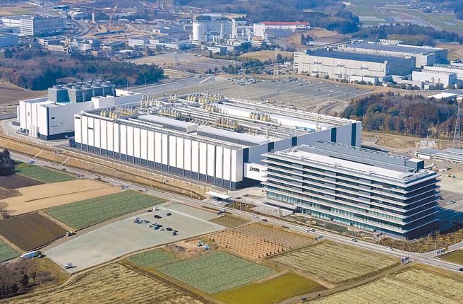 台積電在熊本縣菊陽町興建的第一工廠，24日舉行開幕儀式。（圖／路透）