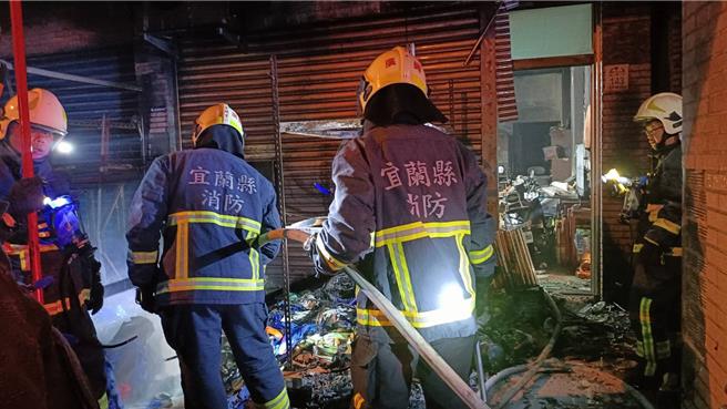 宜兰县罗东镇培英路某3楼半的透天民宅，1楼骑楼今（26日）凌晨突然冒出熊熊火焰。（宜兰县消防局提供／吴佩蓉宜兰传真）