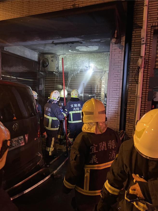 宜兰县罗东镇培英路某3楼半的透天民宅，1楼骑楼今（26日）凌晨突然冒出熊熊火焰。（宜兰县消防局提供／吴佩蓉宜兰传真）