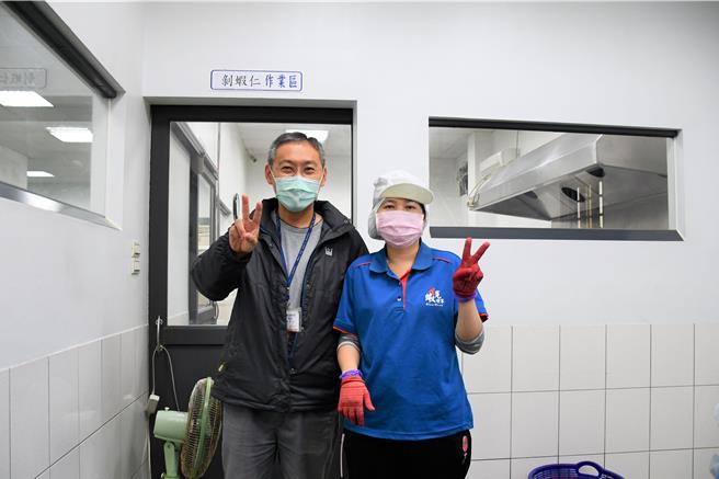 小萍（右）感谢就服员陈吉彦（左）耐心陪伴与积极的协助，让她终于有稳定收入改善家中经济。（吕妍庭摄）