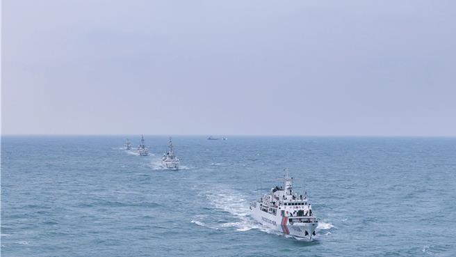 大陆福建海警25日下午在厦金海域开展综合执法演练，检验执法舰艇快速反应、应急处置能力。（摘自中国海警官网）