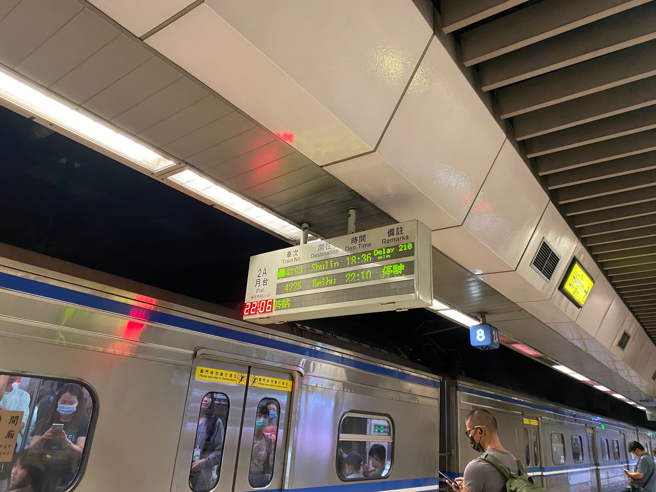 1名阿嬷24日早上8点多在板桥站南下2A月台候车时，不小心从月台掉落到铁轨上。（示意图，shutterstock／达志）