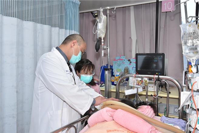 彰化伸港发生73岁老先生在傍晚开休旅车撞伤一家姊弟共3名学童的车祸（两名学童至今昏迷指数3分）。（彰基提供／吴建辉彰化传真）