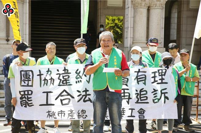 美麗華工會在司法院大門舉行「團協違約賠償有理，罷工合法莫再追訴」記者會，理事長黃文正（中）在會上表示，美麗華開發公司對於數名工會會員不予留用，已嚴重衝擊勞資雙方互信基礎，更造成會員心生恐慌。（本報資料照片，杜宜諳攝）